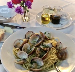 Spaghetti & Clams an Italian classic, flavorful pasta infused with clams and white sauce